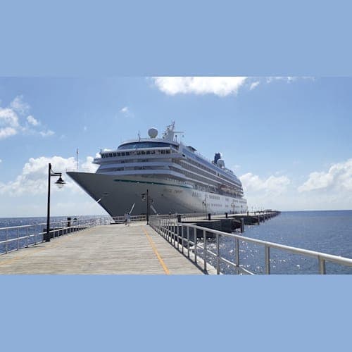 セント・クリストファー島首都バステールの埠頭に接岸したクリスタル・シンフォニー