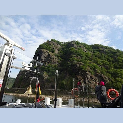 船上には、ローレライの曲が流れ