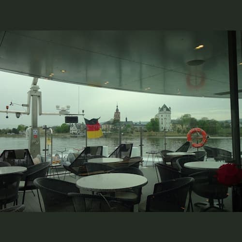 左右に 古城現れ、シャッターチャンスが続く