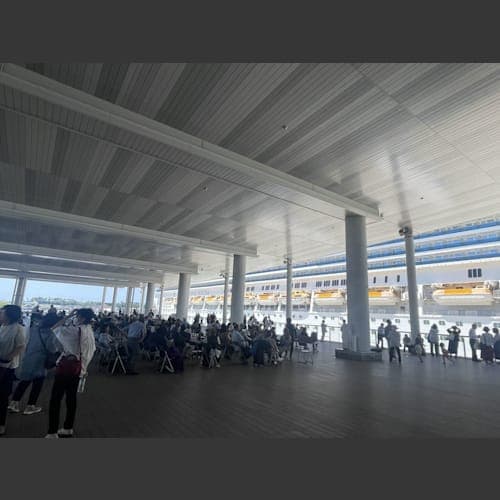 なるほど。半屋外の屋根付きの待合室。これから乗船する船を、目線を合わせて間近で見ながら順番を待つ演出。