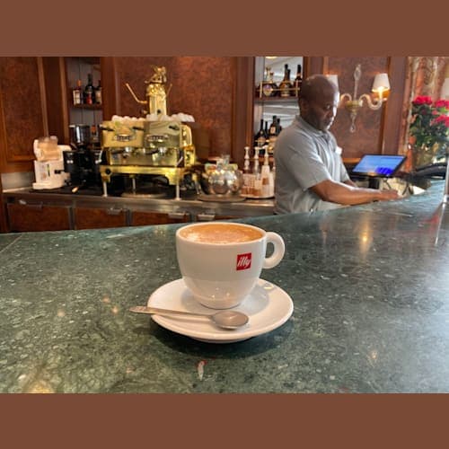 ダイニングルーム前のバリスタスではillyのコーヒーが無料で振る舞われます。