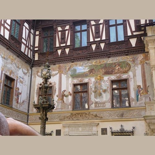 乗船前にブカレストから行ったペレシュ城。花がきれいな季節で見ごたえがあるお城でした。