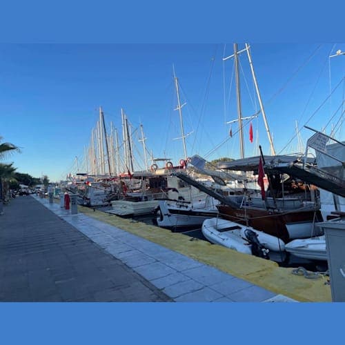 ボドルムのハーバーに泊まっている観光ヨット。マルマリスと同じ雰囲気。