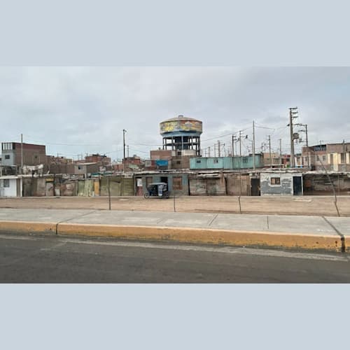 カヤオ港の周りは少し危ない雰囲気の街並み。港の出入りは日の高いうちがおすすめです。