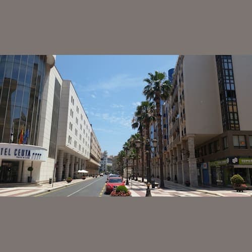 セウタの中心街。こんなオフィスビルもある。日曜だったので、閑散としてた。