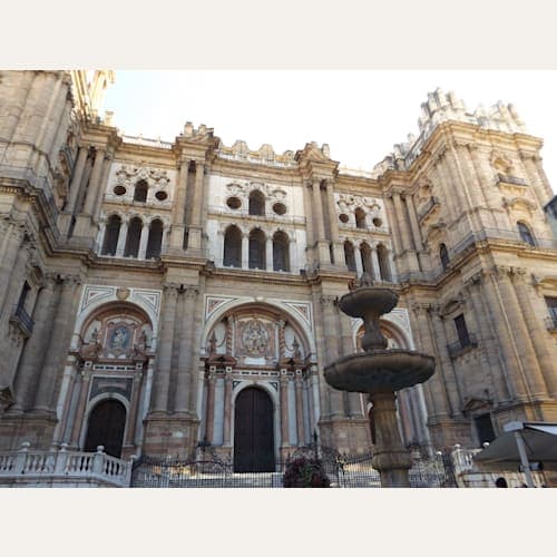 スペイン本土に戻ってマラガへ 🏖️ ビーチリゾート紺碧海岸の中心の街 はカテドラルも立派です。街ブラしつつもお買い物の誘惑が多いオシャレな街です