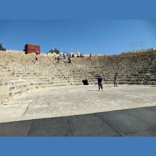 クリオン遺跡 Kourion
レメソスから西に20㎞にあるローマの古代都市。約2000人の観客が入れるローマ式野外劇場がある。紀元前2世紀に造られたが地震で壊れ2世紀に再建された。当時は3500人の観客が座れるつくりであり、規模こそは小さいながら、背景には地中海が広がり開放感あふれる作りになっていました。その隣のエウストリオスの家は4世紀の地震の後に造られた公衆浴場跡。床のモザイク、眼下の景色も素晴らしい。行かなかったが近くに神殿跡の遺構もある。