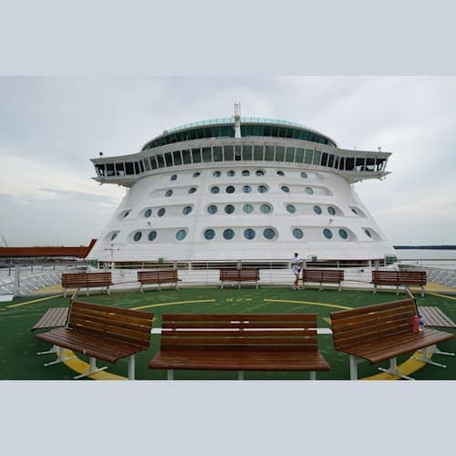 ボイジャークラスといえばヘリパッド。
4階のプロムナードデッキから階段を上って到着です。
レディアンスクラスと比べると窓の数が多いです。