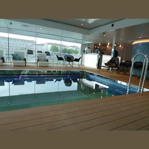 船のプール。水着を持たなかったことが残念に思えました。