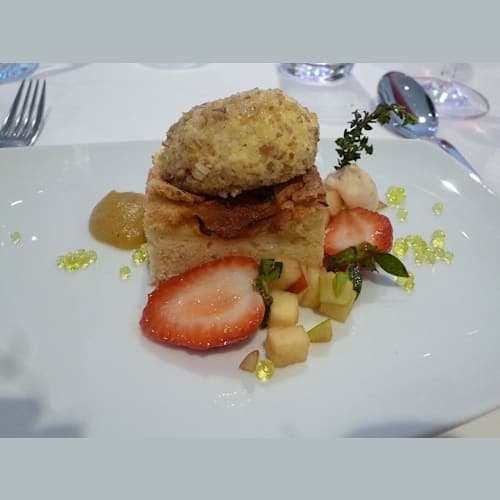 デザートは祖母伝来のオリーブオイルのお菓子。