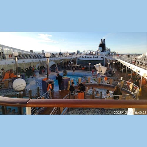 12月でも外人さんはプールに入るようです。