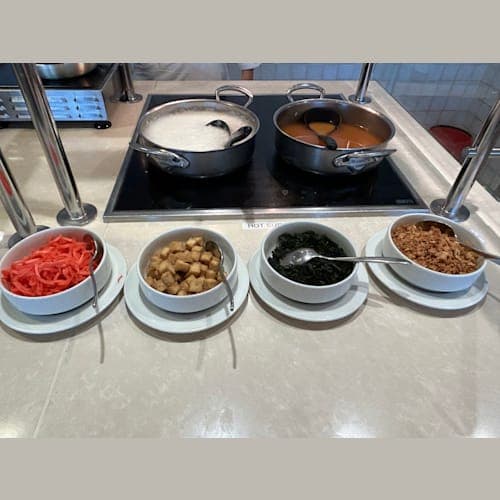 リドには、毎日味噌汁がありました。
紅ショウガ、揚げた豆腐、わかめ、フライドオニオン。