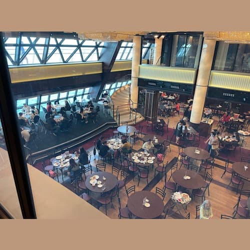 NCLゲッタウェイと同型船のゲンティンドリーム。
ゲッタウェイでは「トロピカーナ」という名前のメインダイニングですが、こんな感じの中華仕様になってます。