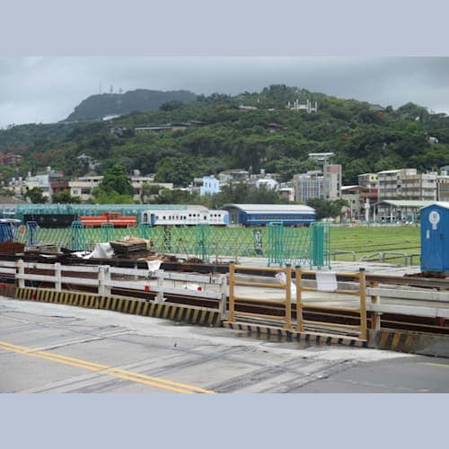 高雄港から前に行けなかった鉄道を見物にお散歩。