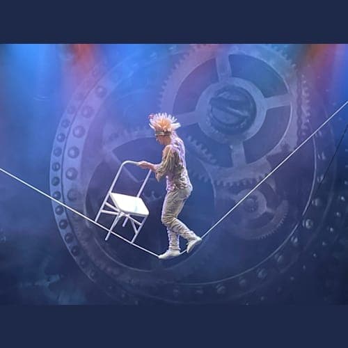 2日目のショー。動いている船上で綱渡り!