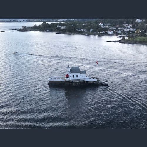 オスロ出港
小さな岩礁の上に建つ一軒家!