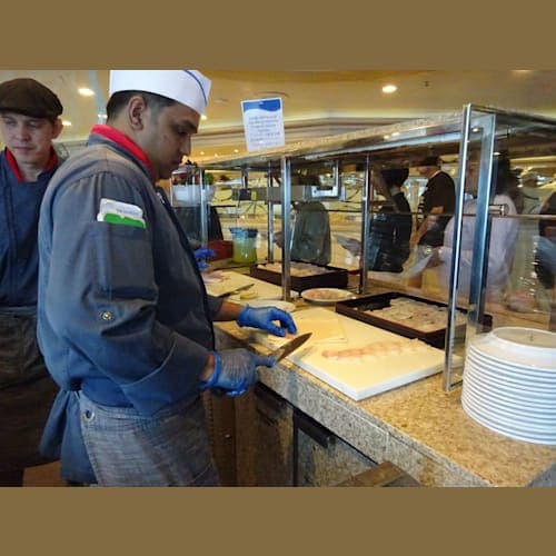 ワサビや醤油を小皿に入れて渡していましたが、断って受け取らない人もいて不思議に思ったけど(日本人ならありえない)
ドレッシングで食べるのかも・・・と後から思いました。