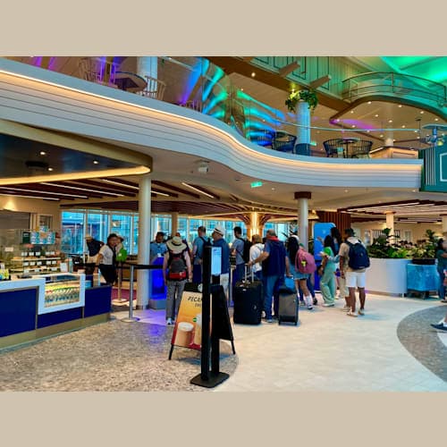 5階のシアターが待機場所だったので行ったら既にクローズ。
下船のスピードが速いのか、プロムナードが待機場所だというので行ってみると既に呼ばれているみたい。
降りたくないけどお別れの時間です。