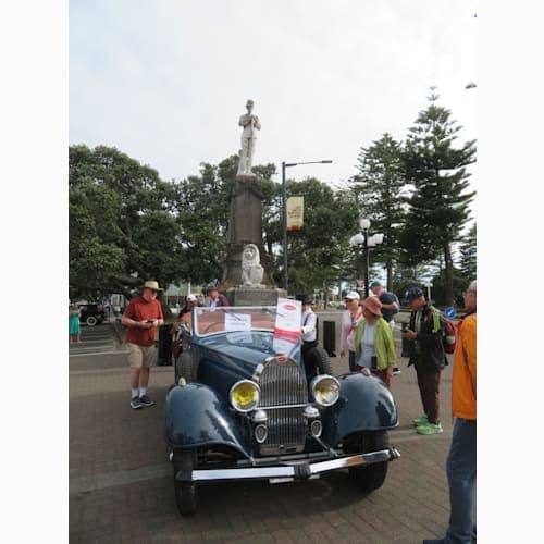 たくさんのクラシックカーが展示され観光客は興味津々。