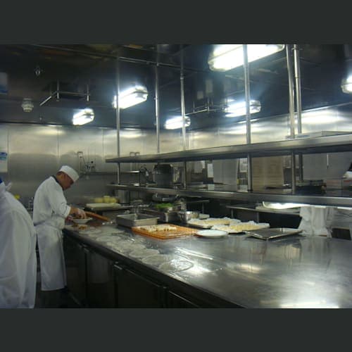 厨房。こんなにゆったりしているのは、もちろん厨房ツアー中だから。
食事時は戦場のように忙しいんだろうなあ。