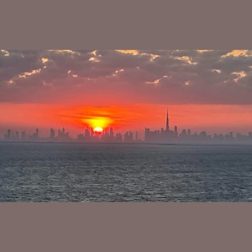 最後にドバイに戻りました。アブダビ~ドバイは隣町ですので、夜明け前に戻ってきました。朝日に映るドバイダウンタウンです。