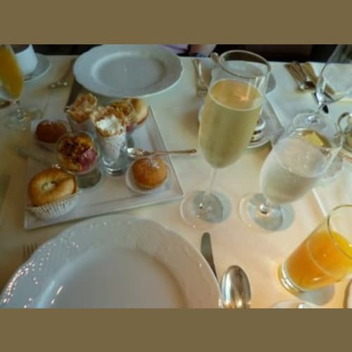 特別な朝食のプレゼント。
夫の誕生日の前日の夜、ディナーに行ったら、メートルドテルのおじさんに、「明日特別な素晴らしいプレゼントがあるから朝食に来てくれ」と出欠を確かめられました。
ミニベーグル(スモークサーモンとわさび・クリームチーズ入り)、ラズベリーとチョコレートのコーンフレーク、ワッフルコーン(レモン・コッテージチーズとストロベリーのマリネ添え)、トリュフ入りオムレツ(キャビア・チャイブ入りフレッシュクリーム添え)、小さいブリオッシュとプロシュートハムのモンテクリスト、小さい牛フィレ肉トルネードステーキのグリル、小さいドーナツ(コアントロー風味のバニラ・カスタード詰め)・・凄いメニューでしょ。
おまけにメートルドテルのおじさんがシャンパンをプレゼントしてくれました。