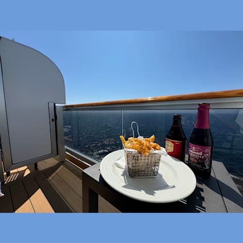 フィッシュ&チップスは、毎ランチ、バフェにあります。
部屋のバルコニーでビールとともに至福の時。