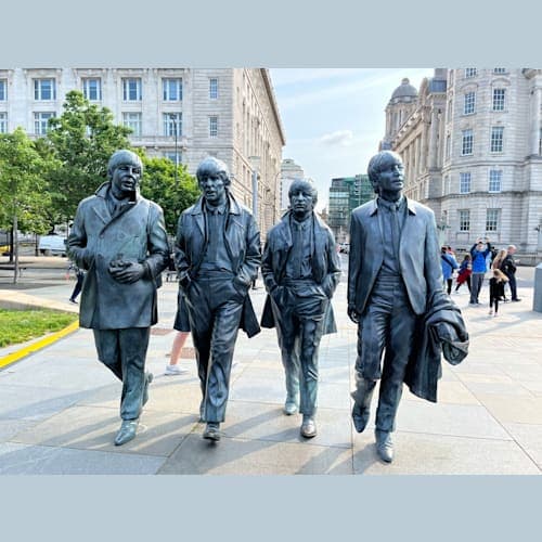 お馴染みビートルズの像。
実物の1.2倍くらいらしい。