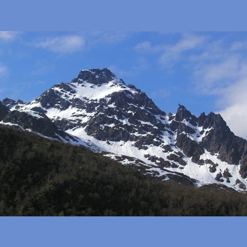 ロフォーテン諸島特有の起伏の激しい岩山