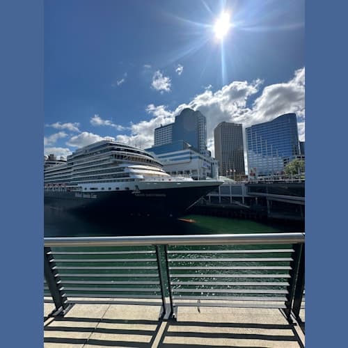 下船地バンクーバー。街中にクルーズ船が停まります。