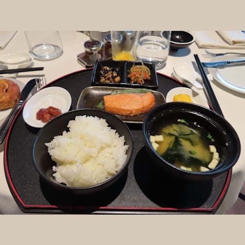 朝食には和食も(鮭または鯖の朝食セット)