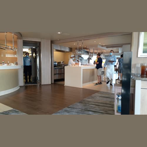 マーケットプレイス
バイキングですが、セルフサービスではなくクルーがサーブしてくれます。