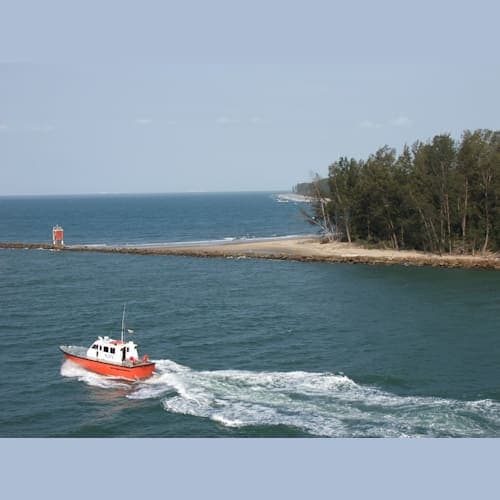 パトロール船が岬まで見送ってくれました