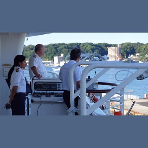 広島港入港−着岸の操船も直ぐ側で見られます。スモールシップの良いところです。