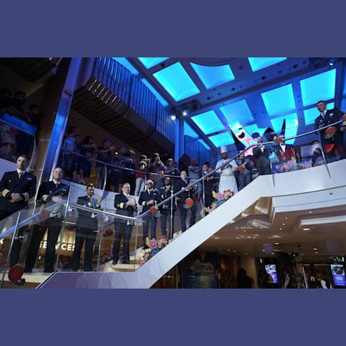 ショーの後はキャプテンの挨拶。
4泊のショートなのでフォーマルもキャプテンズトーストもないかなと思っていたけどありました。
フォーマルといってもオシャレしている人もいれば普段着の人もいる、それがアジアクルーズ。