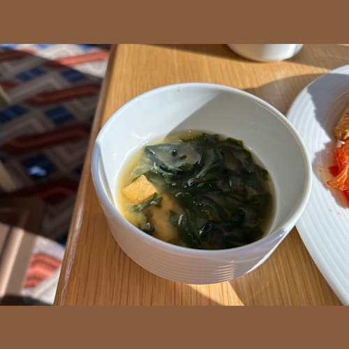 リドの味噌汁。普通に日本のお味噌汁でした。味はOK。お箸もあります。