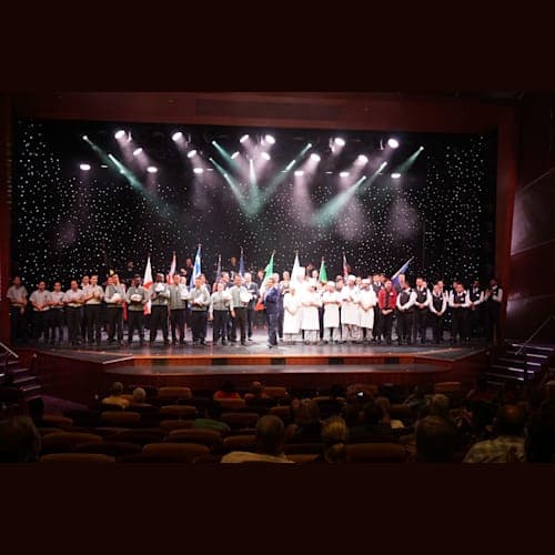 映像の後は各クルーが国旗を持って登場。