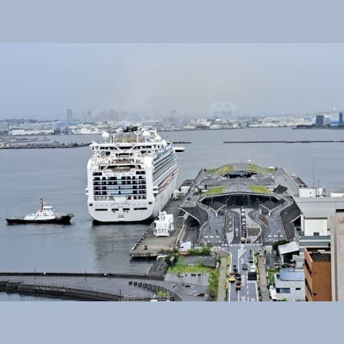 無事に着岸!!
最高の眺めを味わえるホテルですが、雨だと傘が必要になります。
タクシーで行くにはあまりにも近すぎて・・・