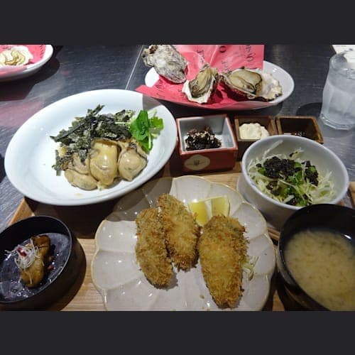 牡蛎屋定食いただきました♪
牡蛎オイル漬け、牡蛎フライ、牡蛎の味噌汁、牡蛎ご飯、牡蛎ドレッシングのサラダ、牡蛎の佃煮、タルタルソース、牡蛎のドレッシングが入っていた小鉢、それと焼き牡蛎です。
牡蛎ドレッシングがおいしくてお買い上げ!