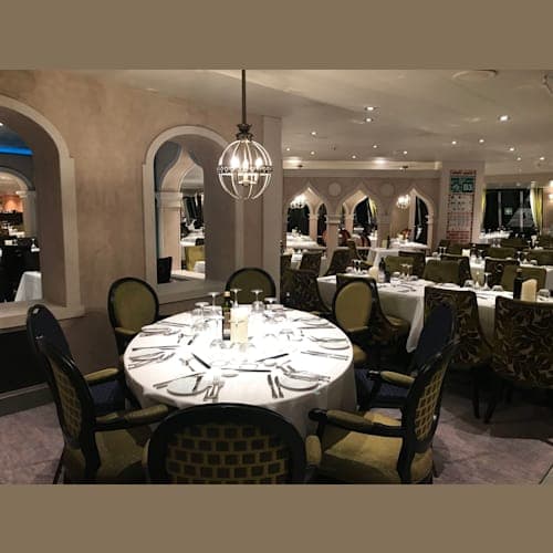 マルコポーロレストラン。天井が低く、圧迫感があり狭い印象。