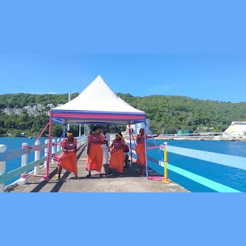 ジャマイカのオチョリオスでは、民族衣装を着けた女性とスチールバンドの音色で迎えられました。