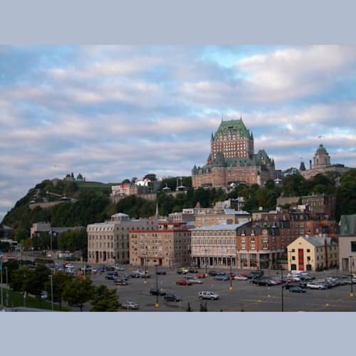 ケベックに停泊した船から撮ったケベックの町とシャトーフロンナック。