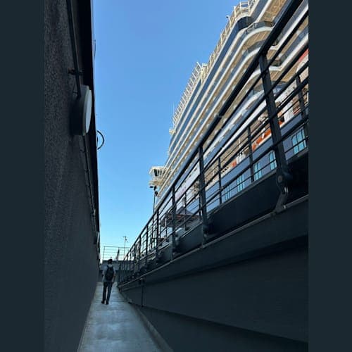 イスタンブールのクルーズターミナル。
地下から上がると目の前に船。船がいないときは、この通路には蓋がされて、誰もが歩ける普通の遊歩道になります。