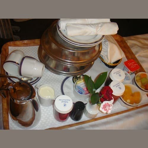 朝が早い時はルームサービスで朝食。