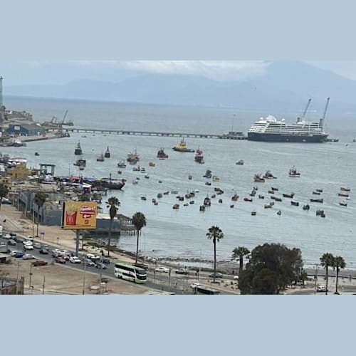 コキンボ港停泊中。手前は漁船。