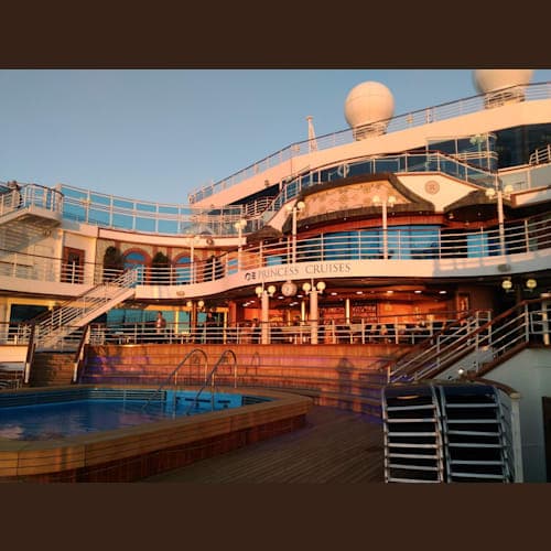 船尾エリア。沈む夕日を背にして一枚。