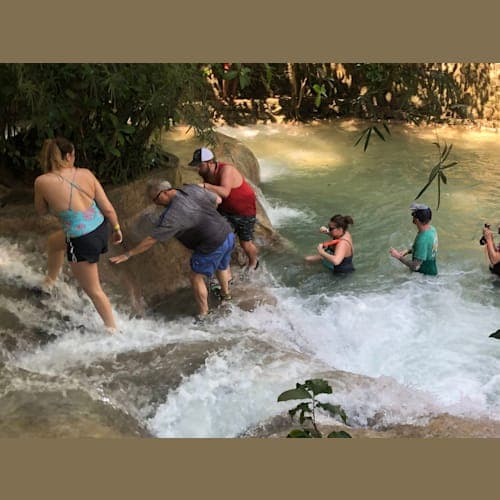さて 滝登りです。
ビシャビシャになるので水着着用で
荷物は持って来ない事をお勧めします。
直前に有料ロッカーもありますよ。