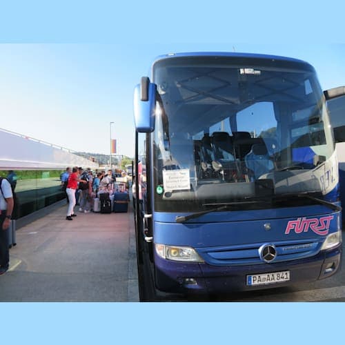 7泊8日のリバークルーズが終わり、パッサウで下船。
お迎えのバスは本船に横付けし、スーツケースの持ち運びも楽々で帰国の途に就く。