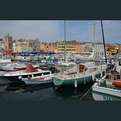 ロヴィニは路地裏歩きが楽しく絵になる港町