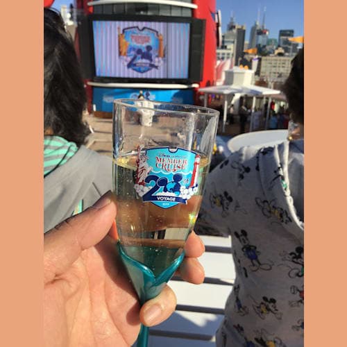 Mickey's Sail-A-Wave Party前に配られるシャンパン